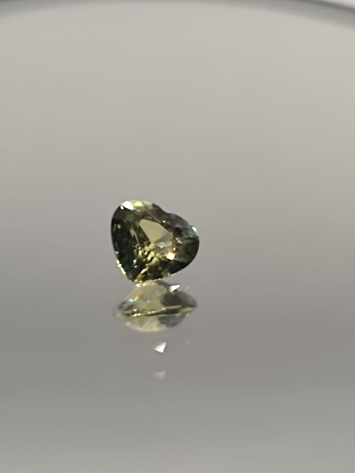 The Enchanting 1.33-Carat Bi-Color Sapphire: Where Yellow Meets Blue-Green Elegance