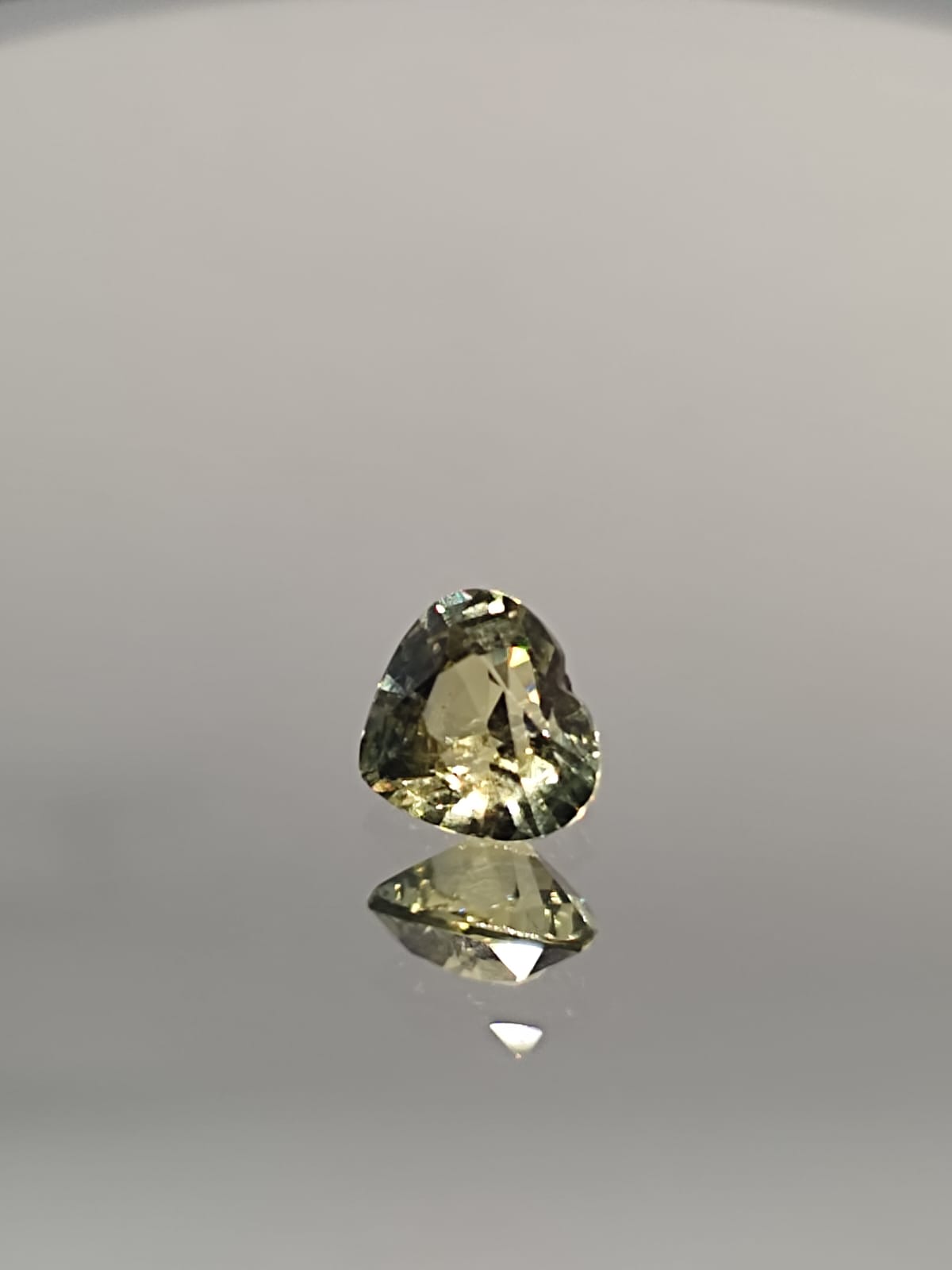 The Enchanting 1.33-Carat Bi-Color Sapphire: Where Yellow Meets Blue-Green Elegance