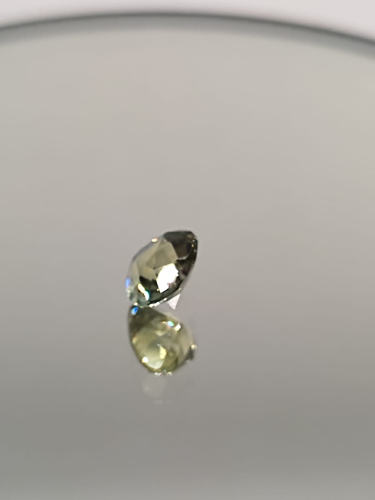 The Enchanting 1.33-Carat Bi-Color Sapphire: Where Yellow Meets Blue-Green Elegance